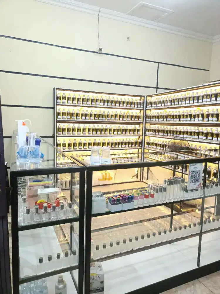 Parfum Elegan dengan Desain Kotak Segi Empat