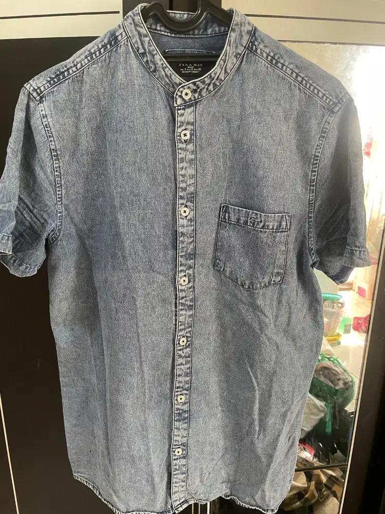 Kemeja denim Zara pria