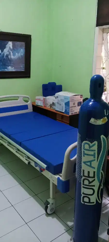 Ranjang pasien, kasur anti decubitus, tabung oxygen, sedot dahak