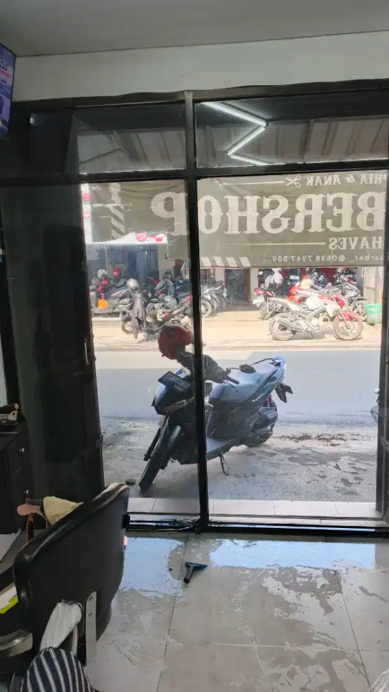 Kaca Film barbershop peredam silau kacafilm dekorasi toko & kantor