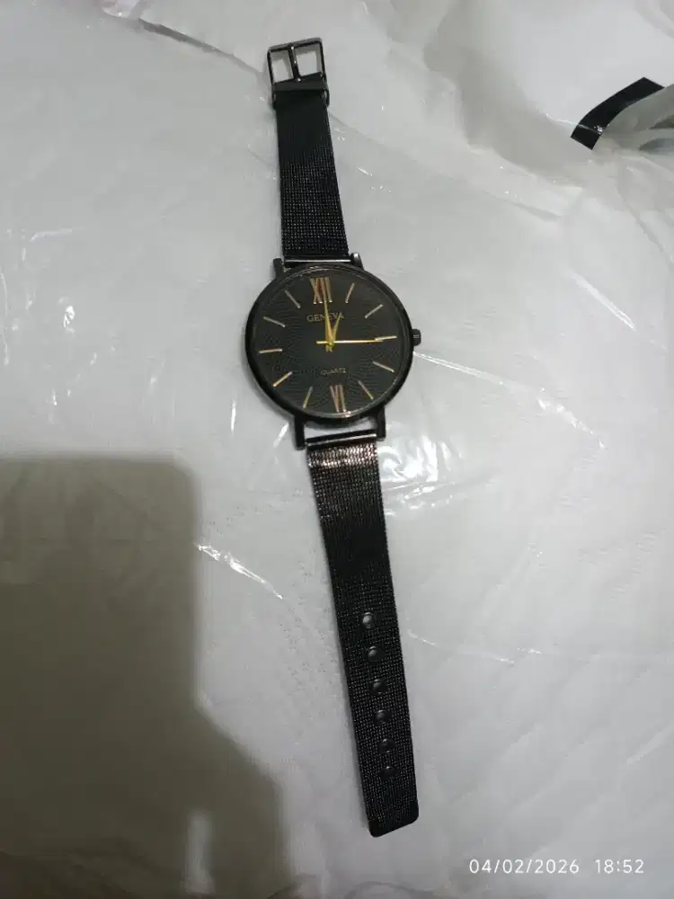 Jam tangan wanita analog