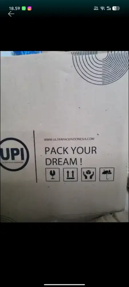 Staf packing online shop