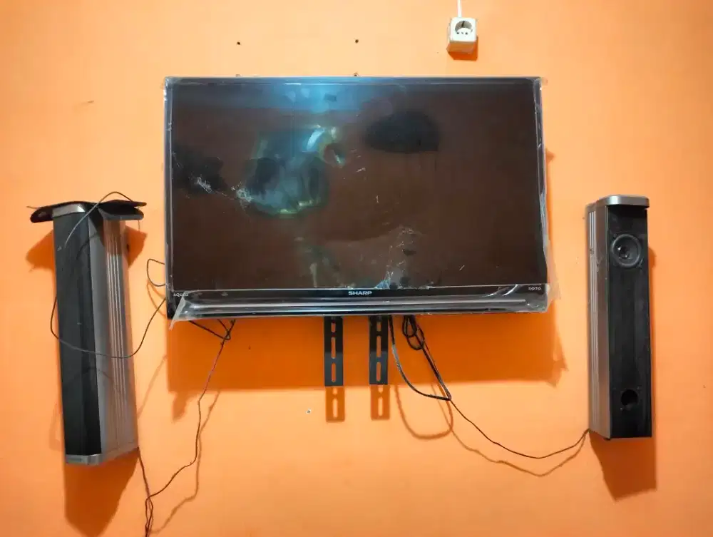 Dijual tv 32 in merk Sharp keadaan lcd rusak..