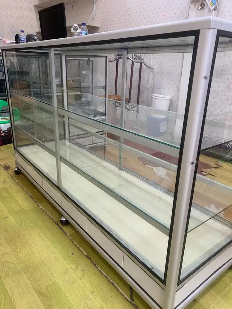 Etalase dan pajangan toko baju anak