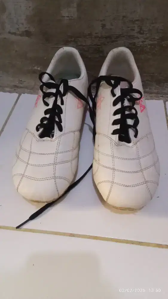 Sepatu bola no 42