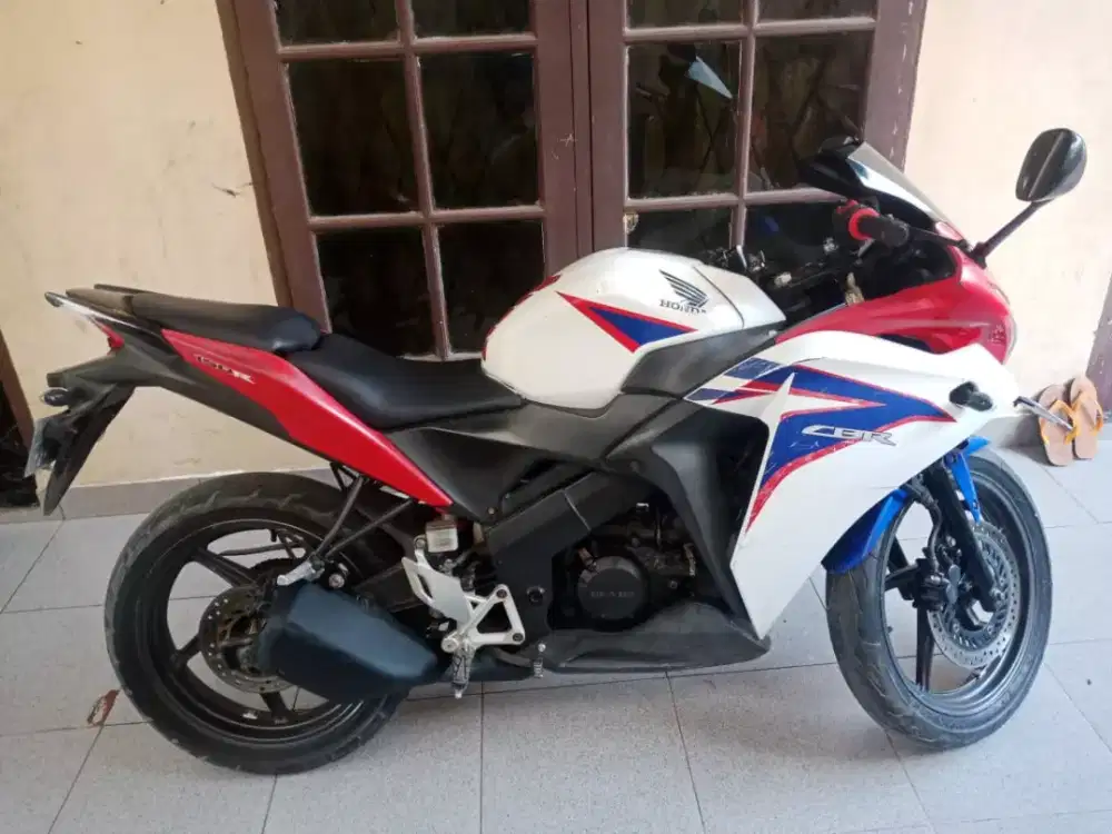 Dijual cepat motor honda cbr150r tahun 2012