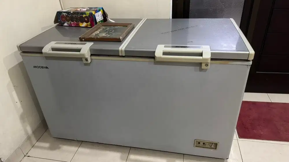Freezer merek Modena