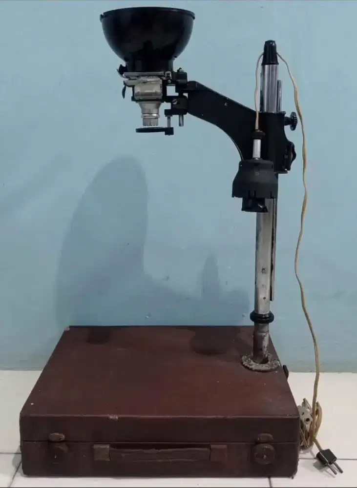 Lampu enlarger fotografi antik buatan soviet