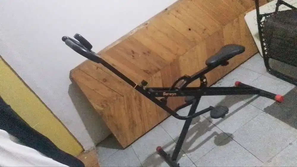 Alat olahraga gym. Power SquatMerk Berwyn. Istimewa.