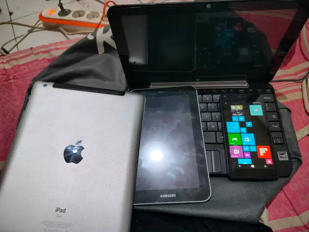 iPad , tab Samsung dan Notebook