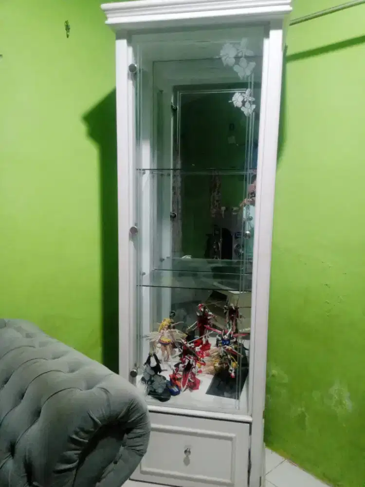 Lemari hias atau lemari tas