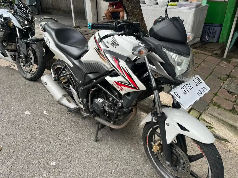 Honda cb150r 2013