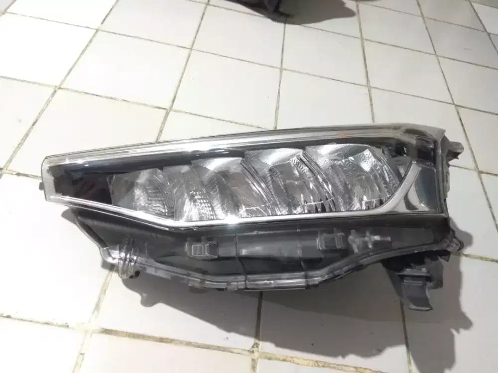Lampu depan Avanza 2023 sebelah kiri