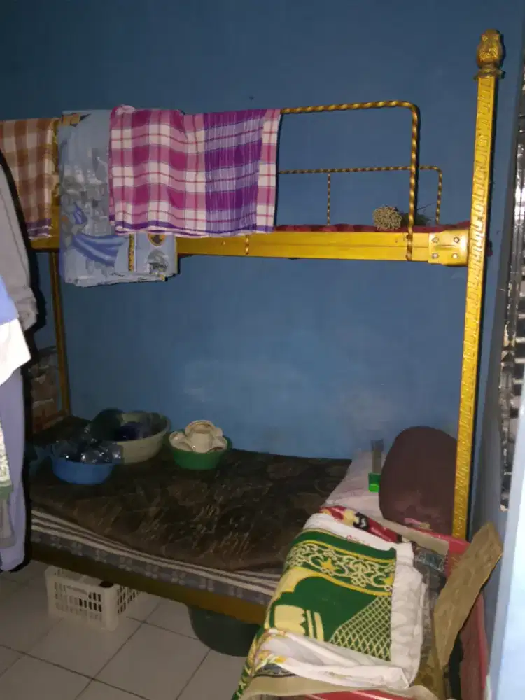 Ranjang tingkat besi