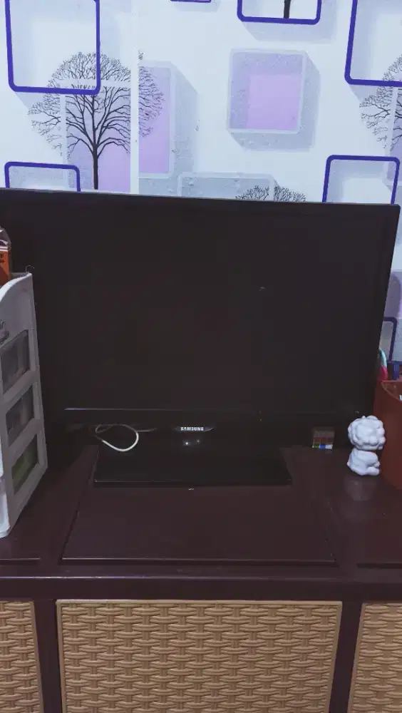 Tv 22inc plus set box,antena dalam