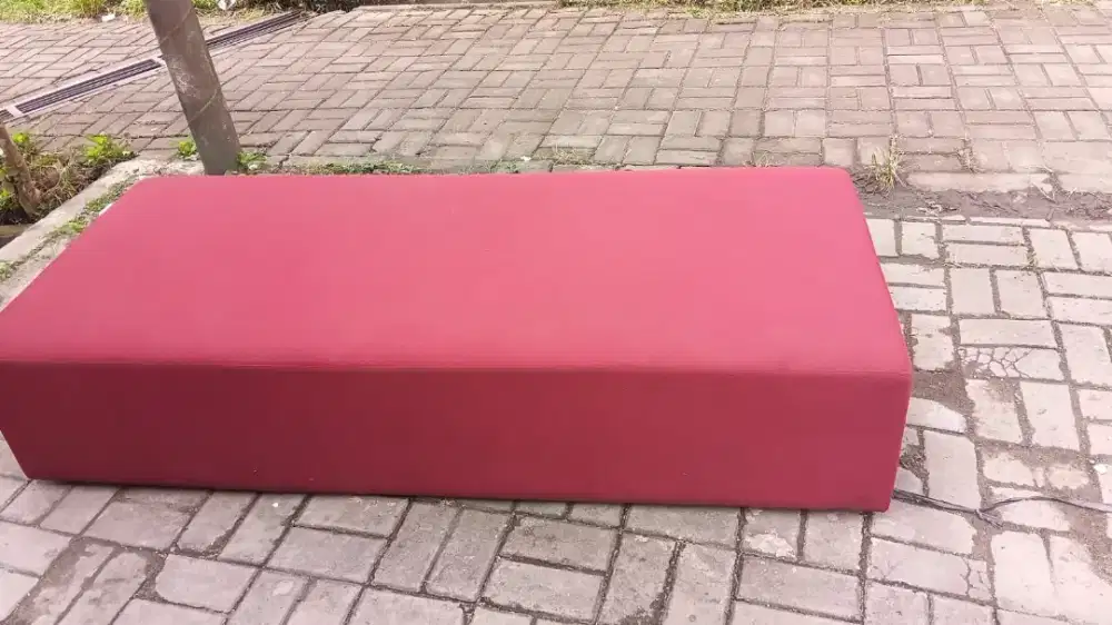 Sofa lobby merah