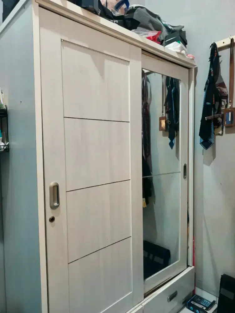 Dijual cepat lemari sliding 2 pintu