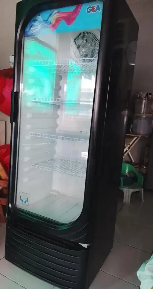 Di jual showcase second pemakaian belum setahun