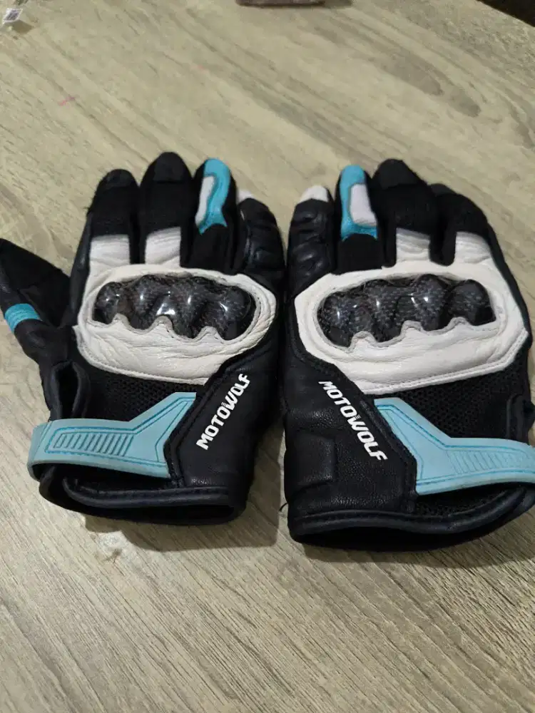 Sarung tangan bekas motowolf