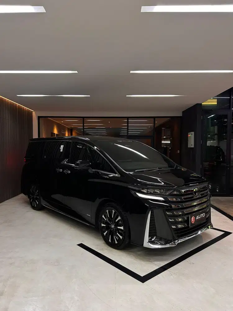 Toyota Vellfire VIP 2.5 HEV Hybrid 2025 Hitam Km9rb  Nik 2024 F1049ABN