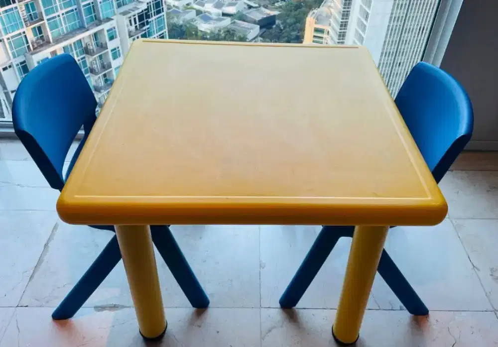 Informa table & chairs