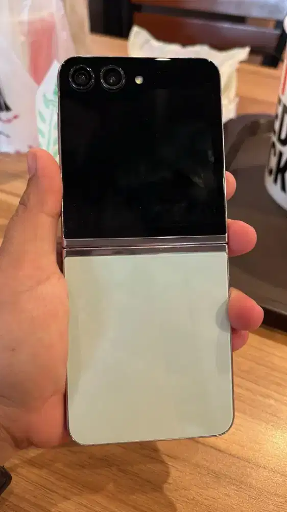 Samsung Z Flip 5 Second