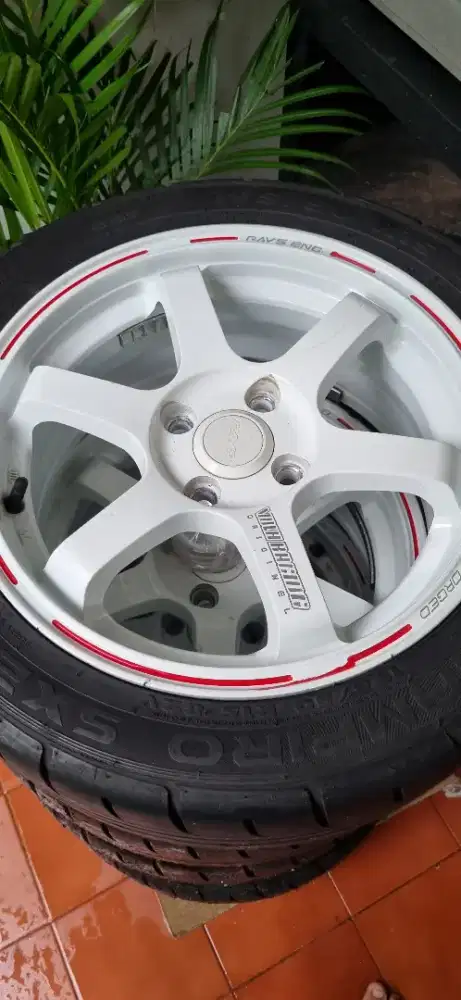 Velg Rays R15 warna Putih.