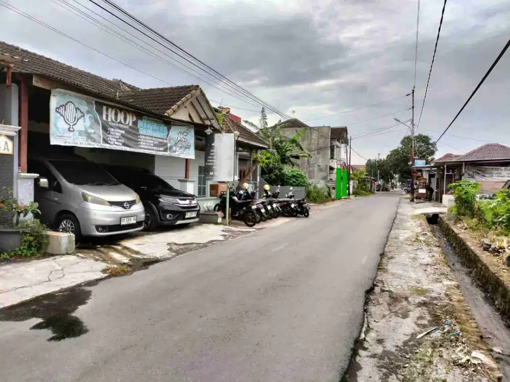 DIJUAL TANAH  BONUS BANGUNAN  TEPI JALAN ASPAL MASIH LAYAK HUNI  MAGUWOHARJO