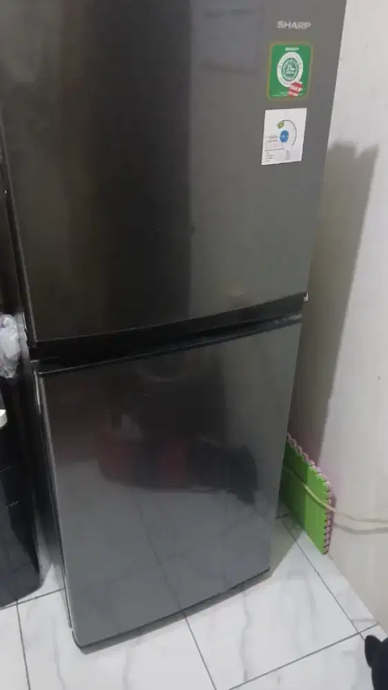 Dijual kulkas 2 pintu 205 liter SHARP