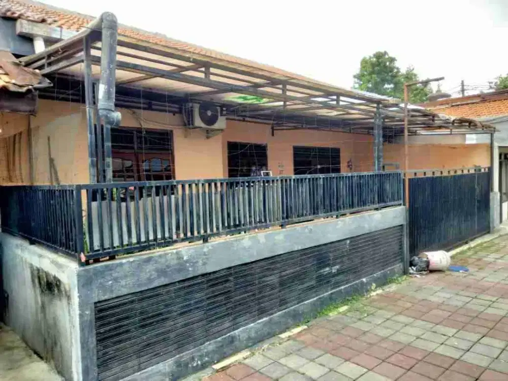 Di jual rumah secondary dengan tanah luas di auri tipar mekar sari cimanggis depok