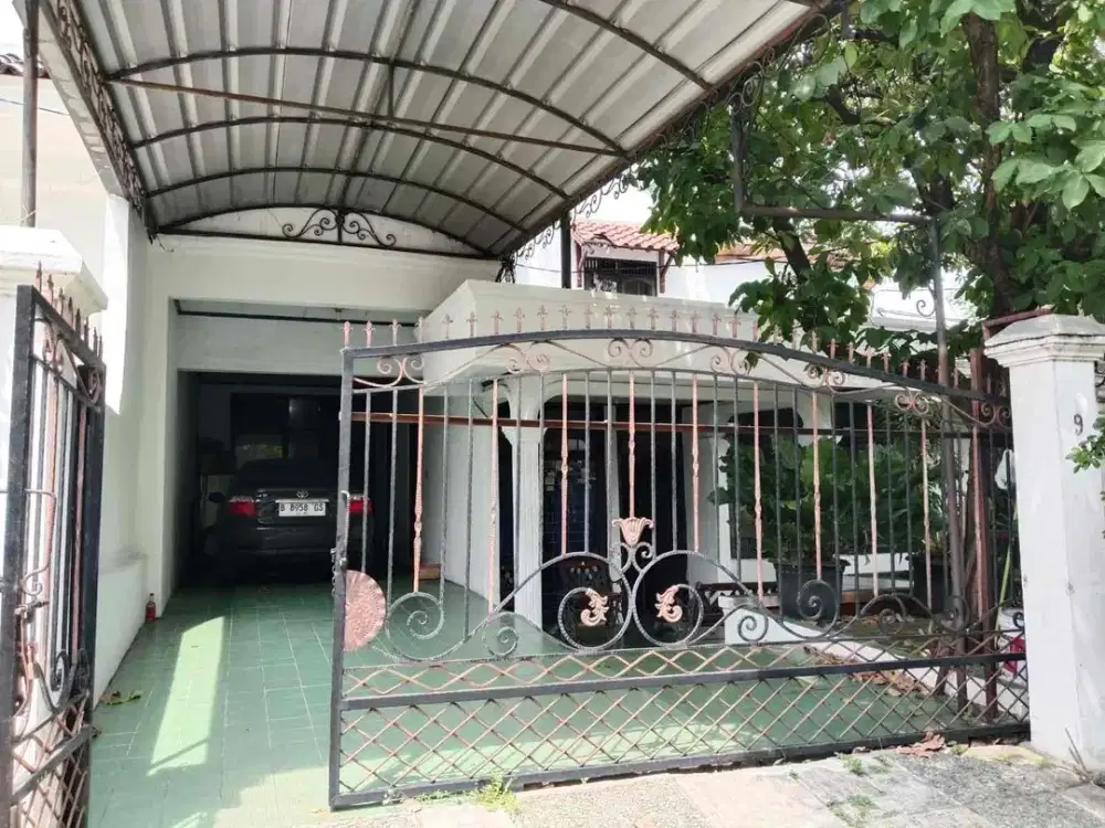 Rumah Hook Luas di Pulomas Utara, Cocok untuk Keluarga Besar