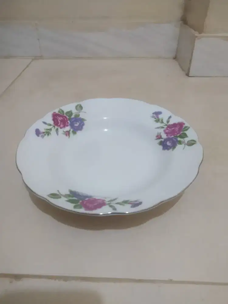 Piring keramik motif bunga