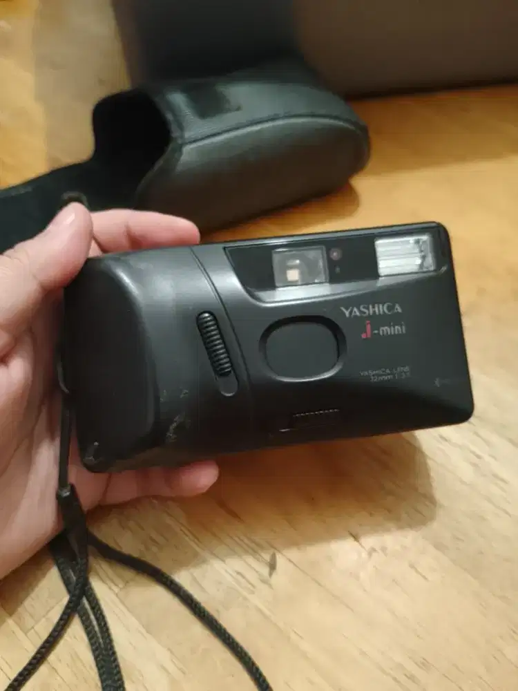 Kamera Analog Yashica J-Mini compact camera with a 32mm f/3.5 lens. 