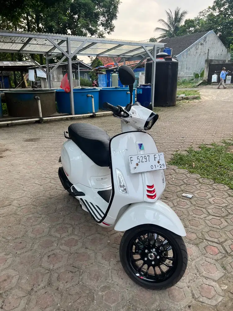 Vespa sprint s warna putih 2024