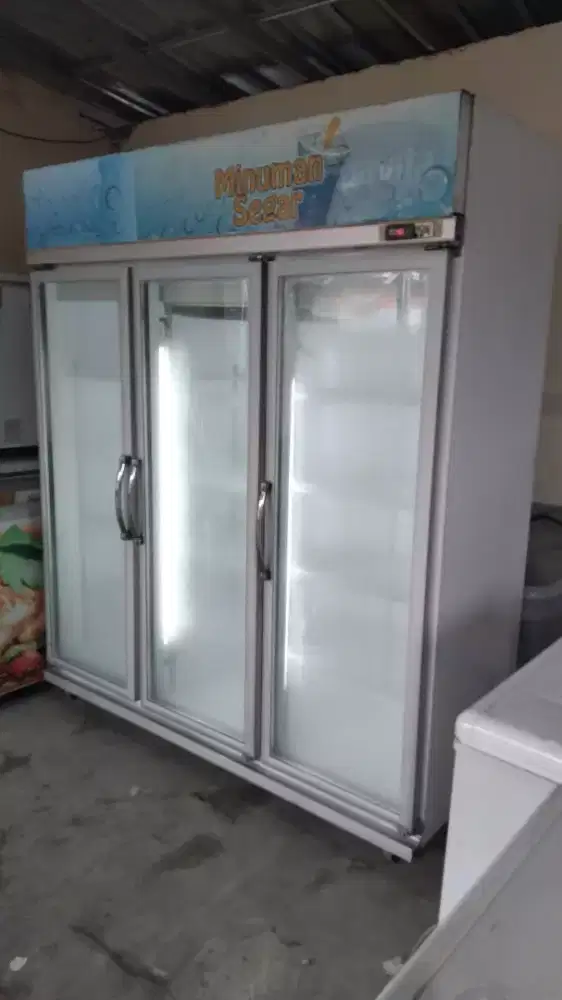 Showcase display 3 pintu