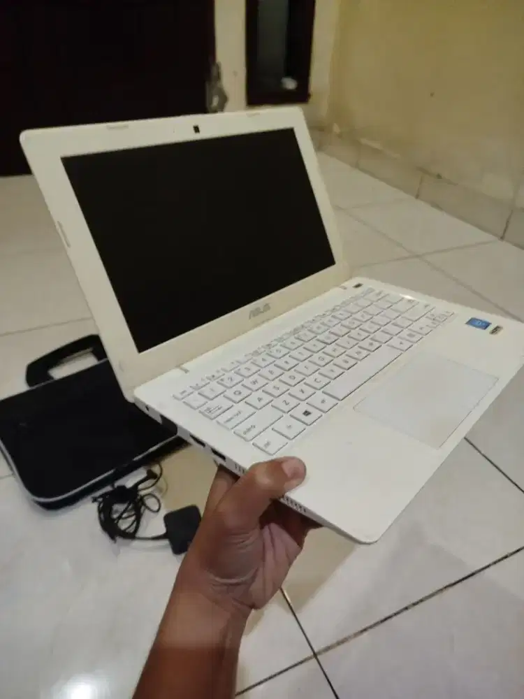 Laptop Asus X200M mulus + normal & lengkap