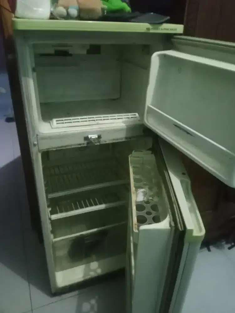 Dijual kulkas 2pintu goldstar minus kaki patah sebelah