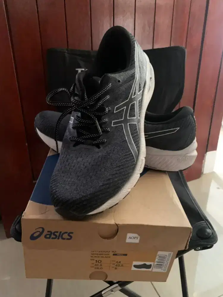 Sepatu merk Asics
