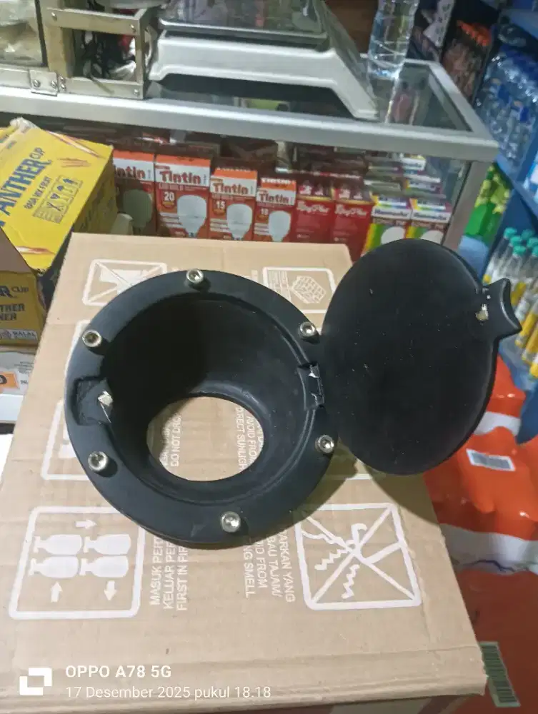 Tutup cup tangki bensin