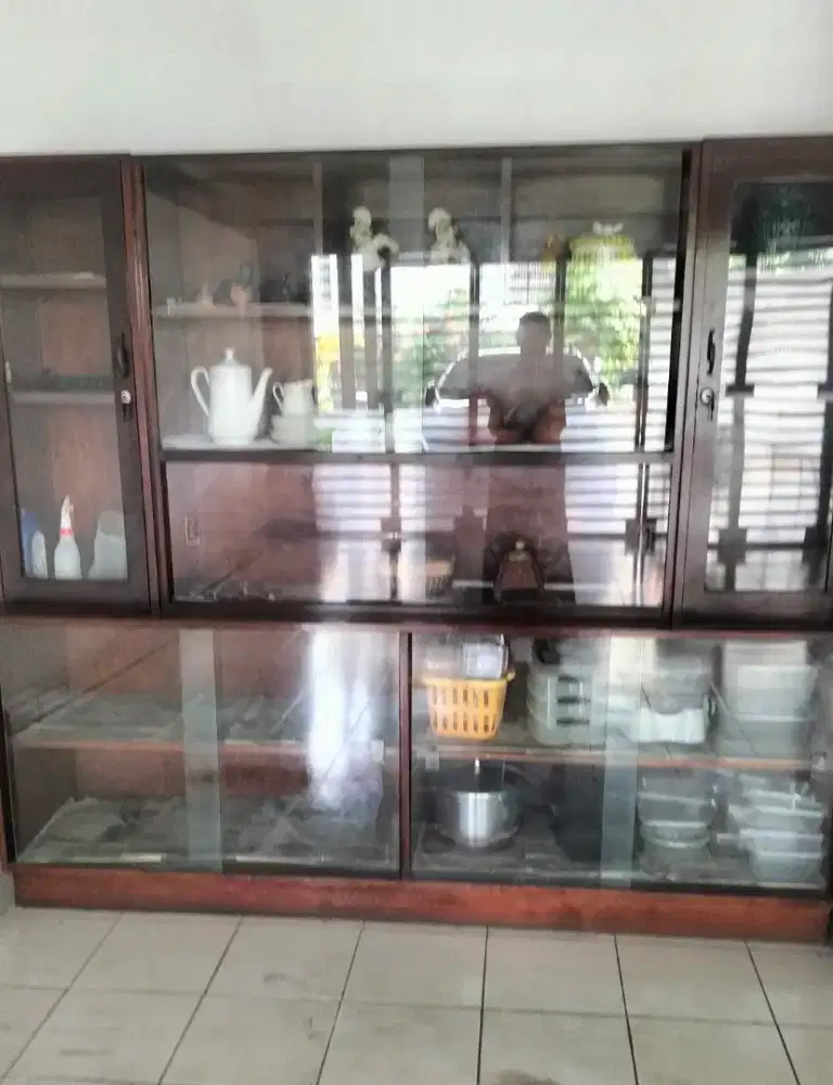 Lemari pajangan kayu jati