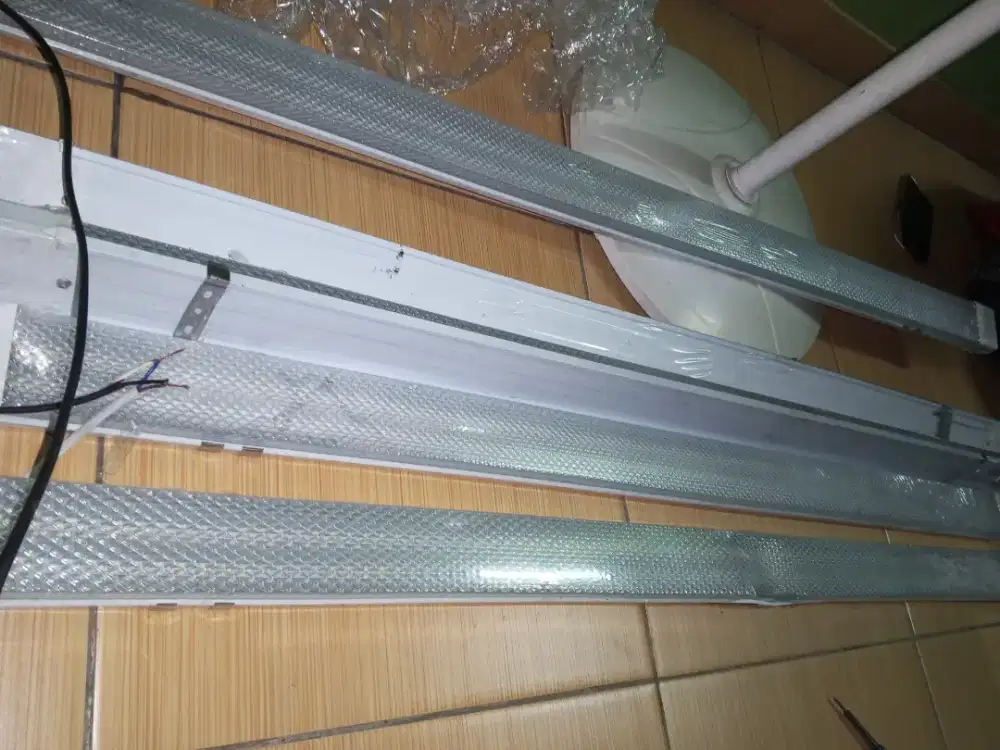 Lampu LED 120cm 5pc hidup, mika pecah tp normal Rp.100rb net dpt 5