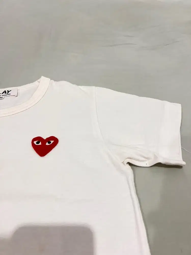 CDG PLAY Original White Heart Logo Tee Size M Kondisi Excellent