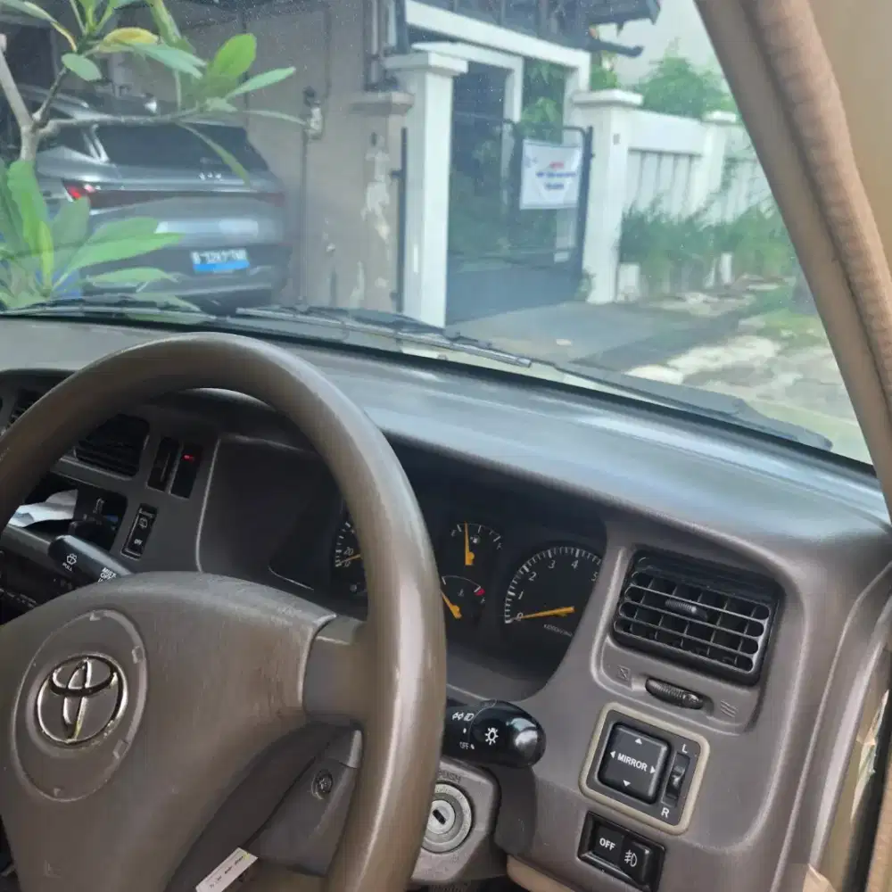 Dijual mobil kijang lgx tahun 2003 warna kuning