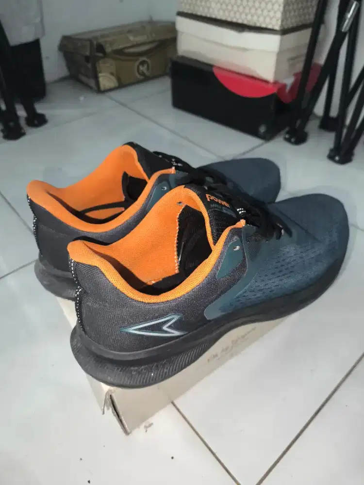Sepatu Running Power Good Condition