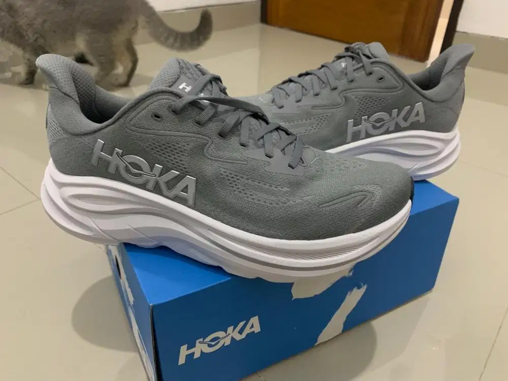 Hoka Clifton 10 running shoe in the Stellar Grey color.