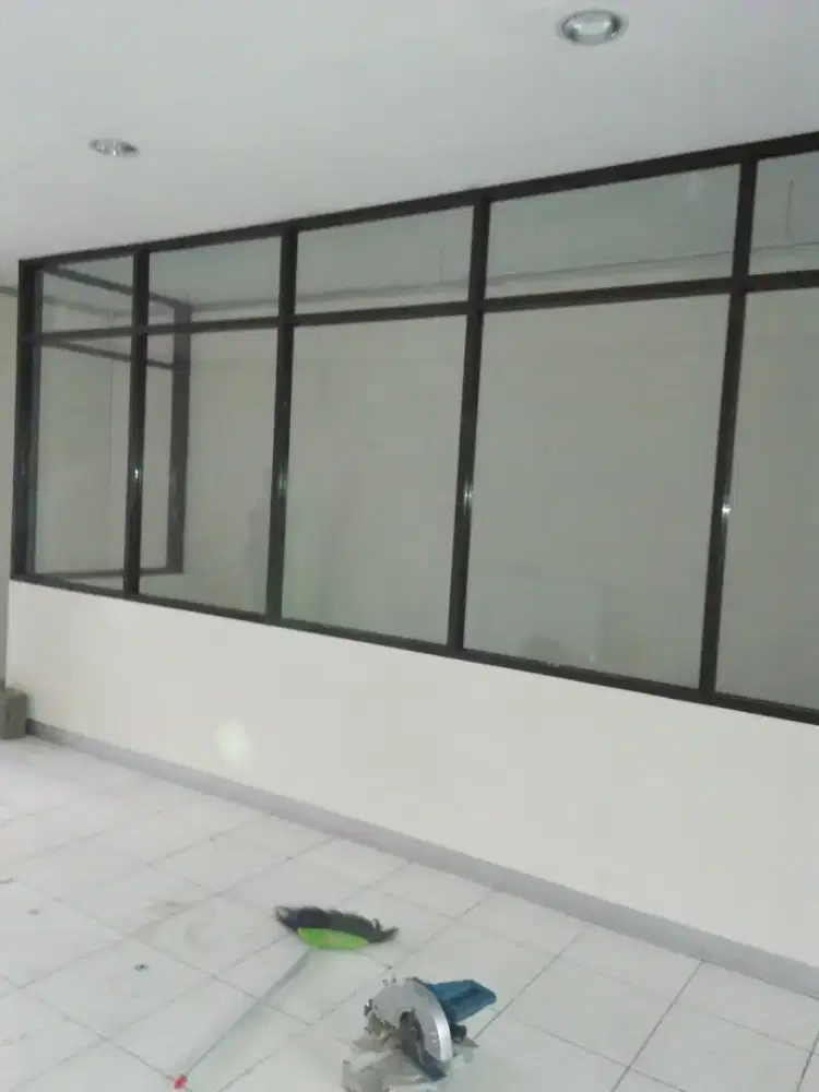 Partisi kaca dan gypsum