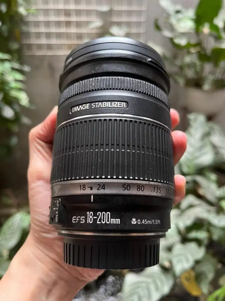 Lensa Canon EFS 18-200mm sapu jagat