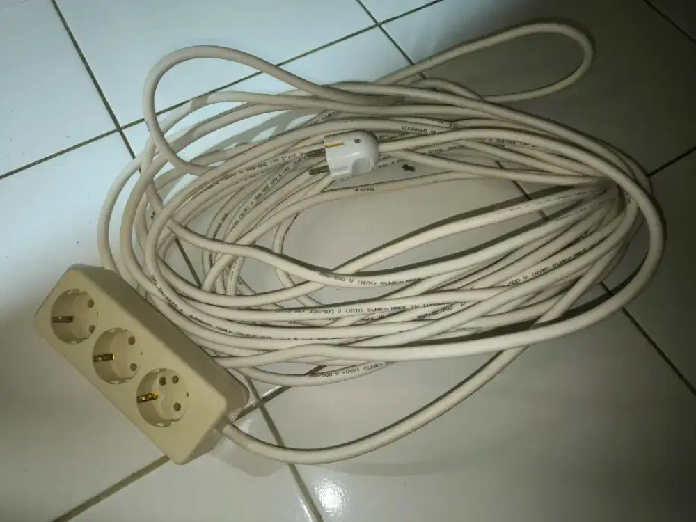 Stop kontak 3 lubang