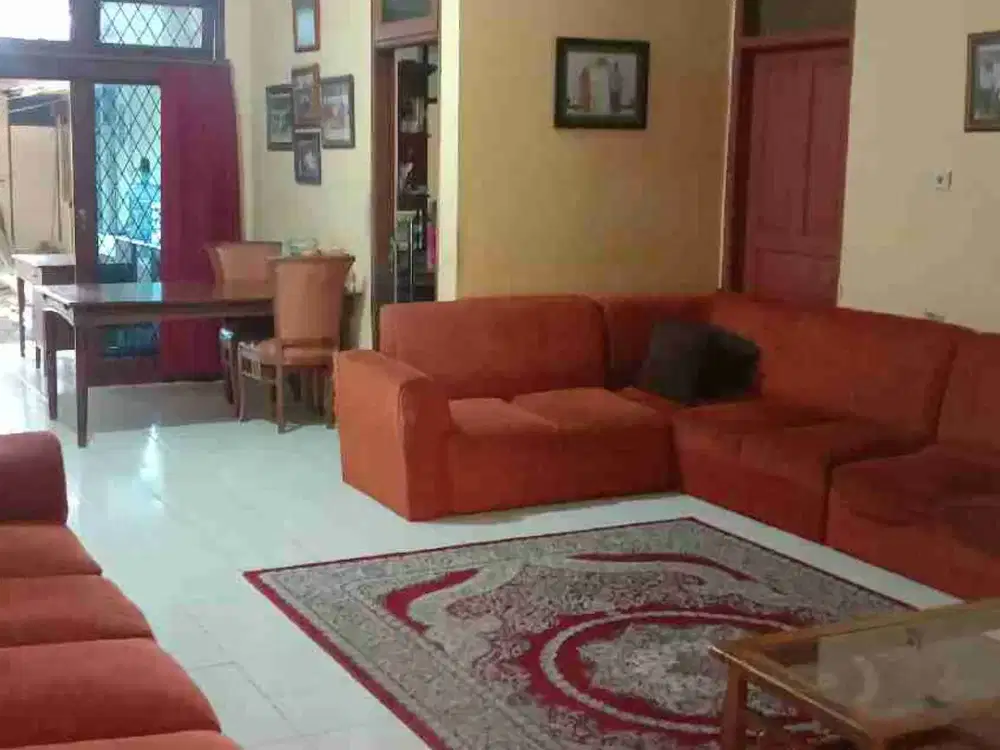 Rumah dengan paviliun di jakarta selatan