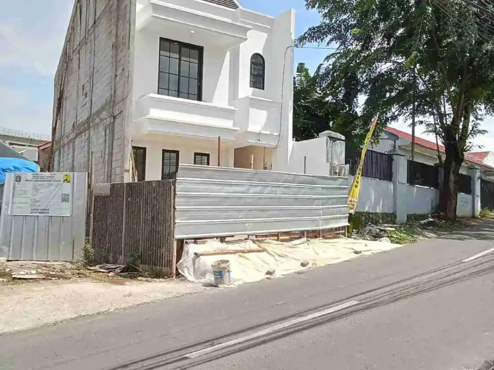 hunian primary  American clasic di pinggir jalan raya Ciracas Jaktim